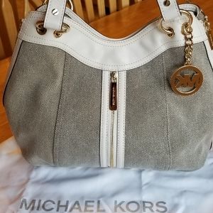 NWT Michael Kors - Moxley Med Shoulder Tote